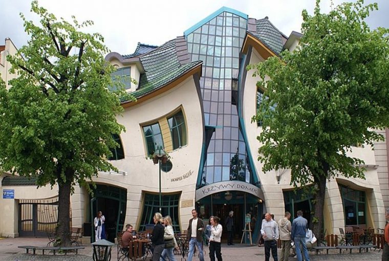 krzywy domek