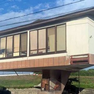 egy betonlepcsore epult fura haz 1