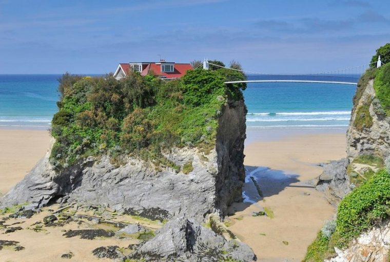 egy hosszu fuggohid vezet