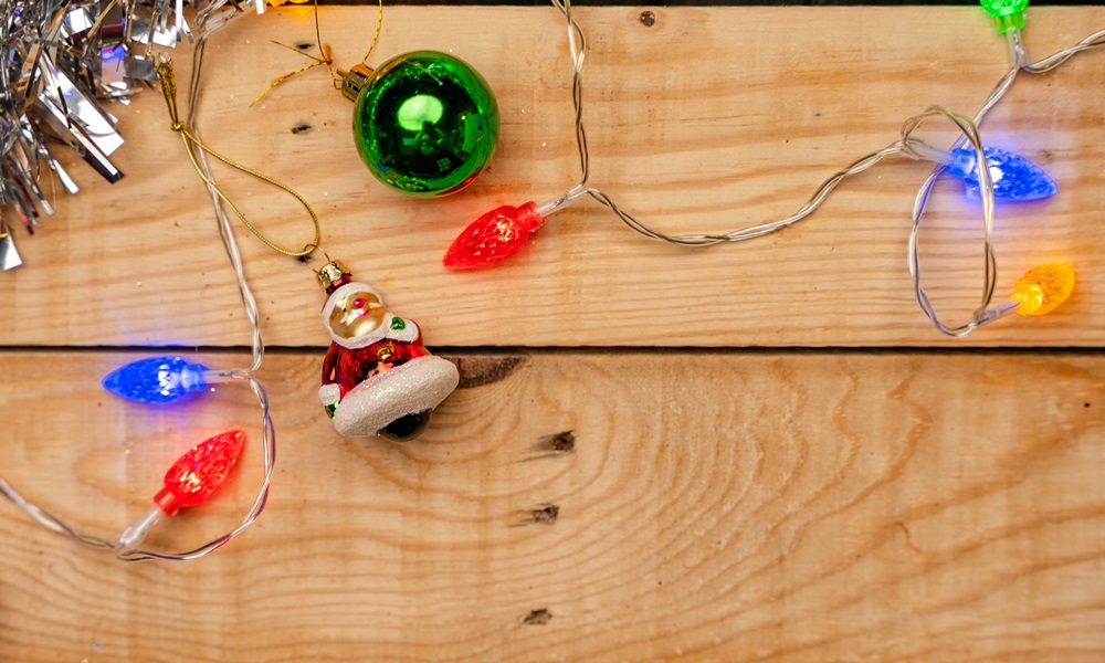 Top view of Christmas decorations on a wooden texture perfect for background or wallpaper Miért lesz mindig egy izzó halott a karácsonyi égősoron?