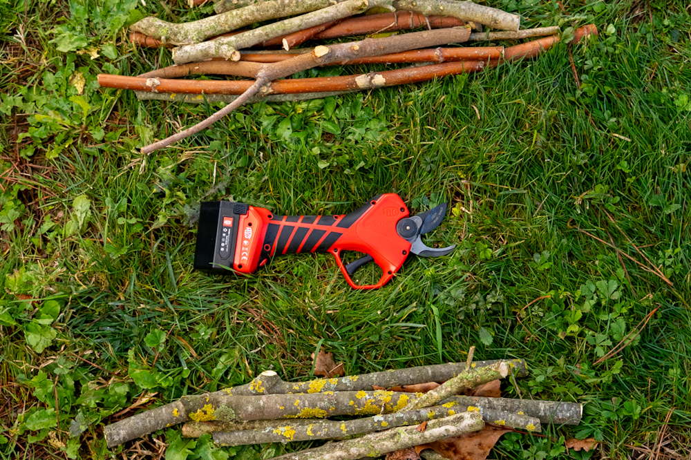 metszesi luxus csaladi kertben 03 Megérkezett a megfizethető akkus FELCO metszőolló